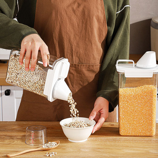 Contenant en plastique avec tasse à mesurer