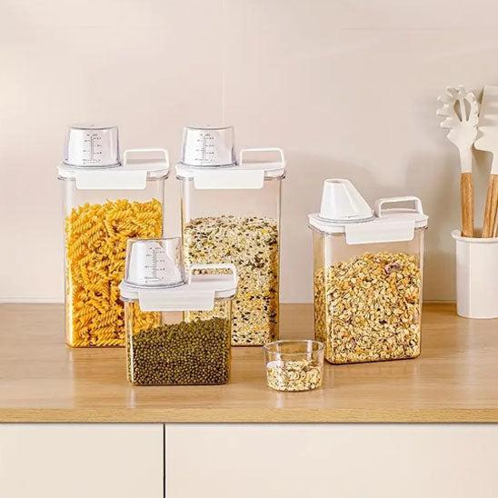 Contenant en plastique avec tasse à mesurer