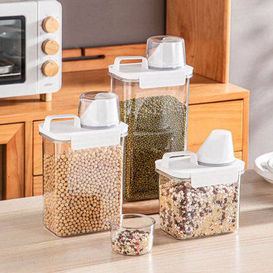 Contenant en plastique avec tasse à mesurer